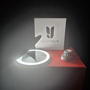 Younique Lighted Mirror New In Box